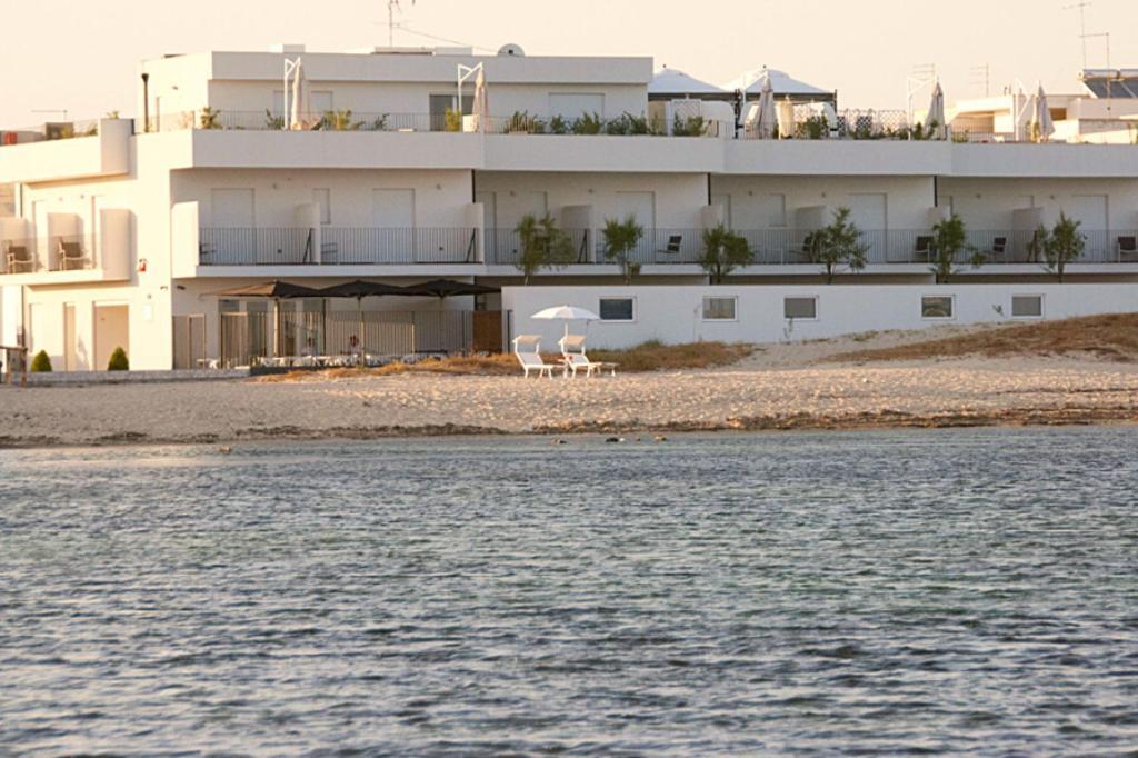 Gg77 Hotel La Spiaggia Torre Lapillo Exterior foto